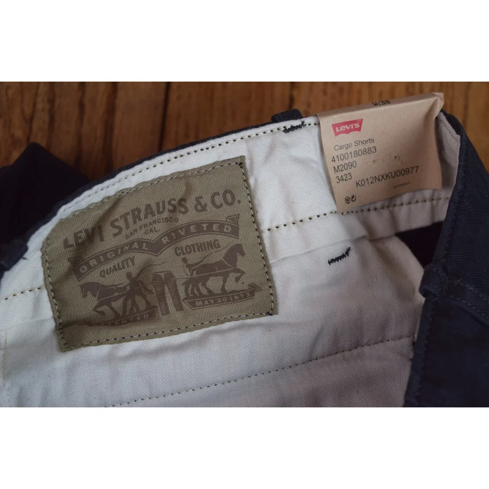 NWT Levi's Black Cargo Pocket Shorts Men's Size‎ 30